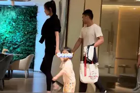 偶遇奚梦瑶母女，两人手牵手同框温馨有爱，2岁Romee身高优越图片