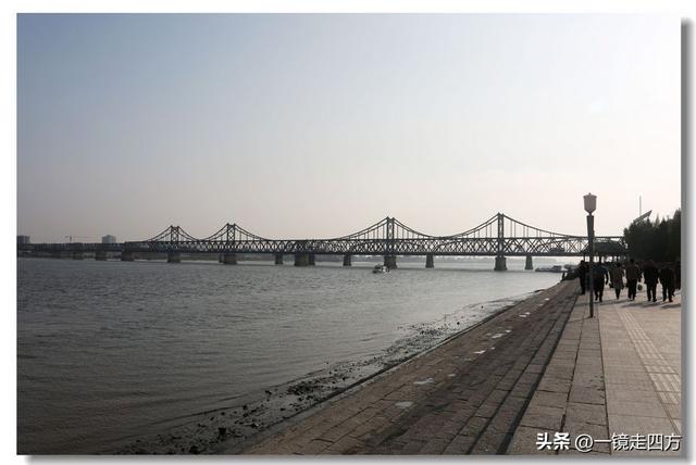 漫步丹东鸭绿江畔，可以隔江望见对岸的朝鲜