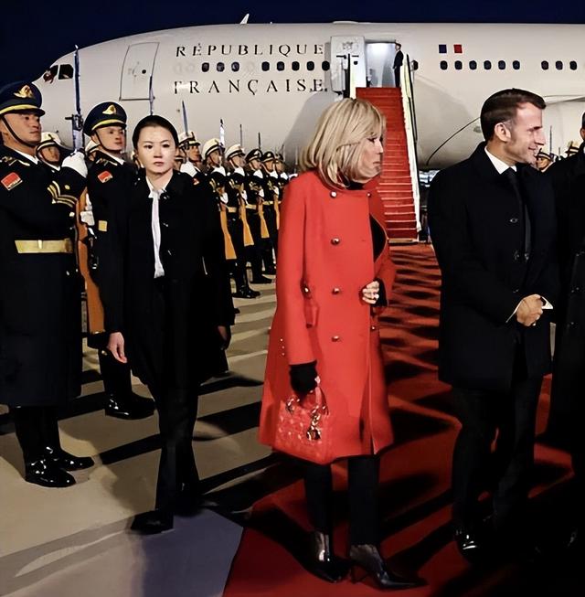 72岁布里吉特真洋气，红大衣配高跟鞋美翻了，挽着马克龙胳膊好甜