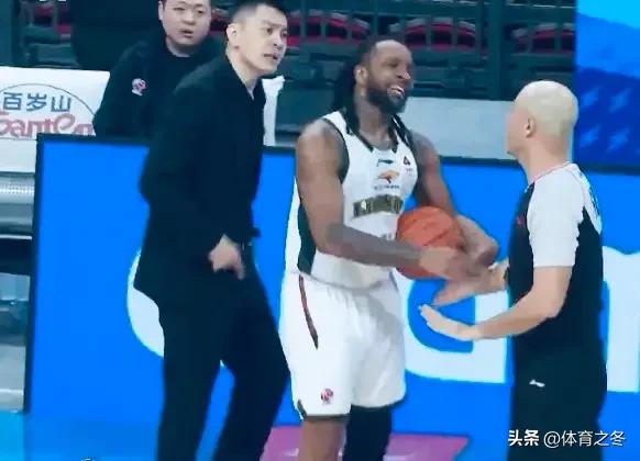 离谱!杨鸣怒喷裁判遭赶出场,威尔斯跟风领T,辽宁拱手送三连胜