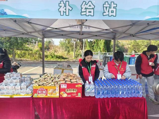 2025年第三届“多彩龙川·古邑苏区”环霍山30公里徒步活动举行