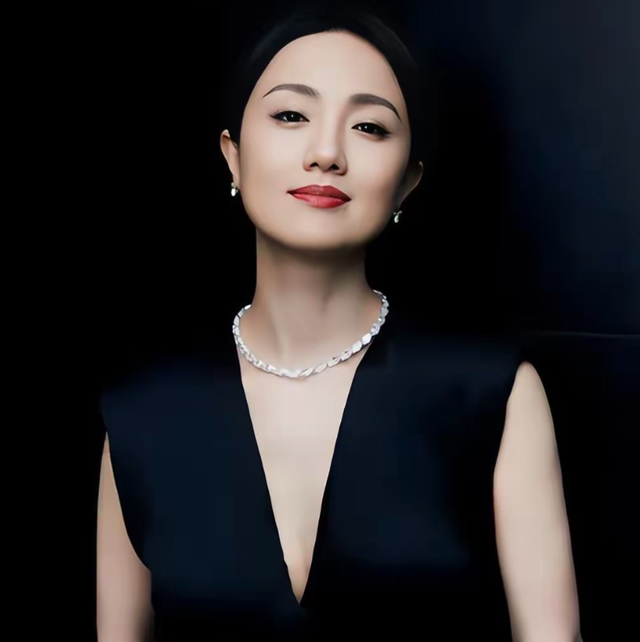 离过年仅1个月，52岁辛柏青高调传出喜讯，朱媛媛终于可以放心了