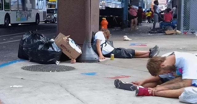 特朗普举着孩子照片，对哭泣的母亲承诺：我相信中国会执行死刑的