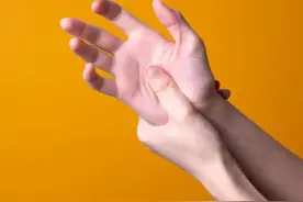 手脚心发烫的人，是哪里出问题了？图片