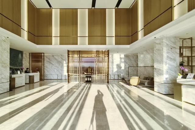 厦门这家新开业的万怡，泳池堪比W！就在五缘湾对面，海景绝了