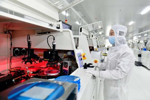 特朗普称与中国“友善竞争”，日媒报道，中国投资3440亿研发芯片