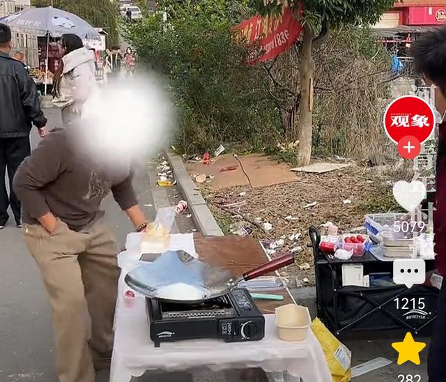 四川大学生摊位被掀翻后续：老摊主被判赔偿2000元，当场赔礼道歉