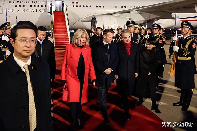 马克龙北京第二天！夫人米白套装出席仪式	，兵哥哥气势磅礴，爱了