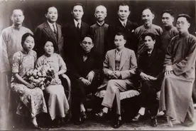 1949年北平初次和谈，促成傅作义和平起义，多亏了这两位传奇人物图片