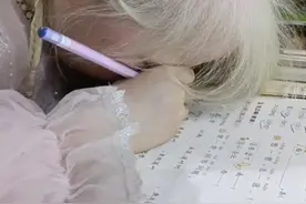白化病女孩视力不佳，低头近距离写作业一次没落下图片