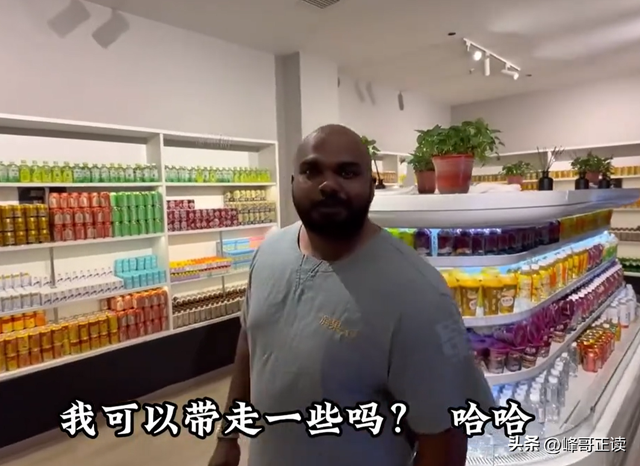 继印度游客在庐山搓澡后，他们又盯上了东北澡堂，网友大呼天塌了