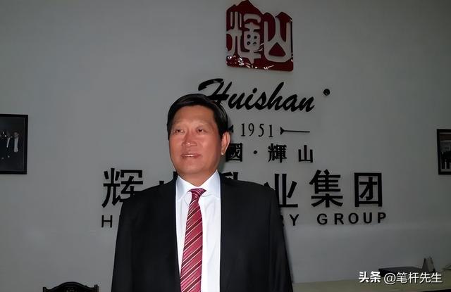 出门有多名女秘书陪伴，非法敛财100亿，昔日首富还是付出了代价