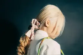 男友不送礼，不带我见家人朋友，也不让我去他家，是不是有问题？图片