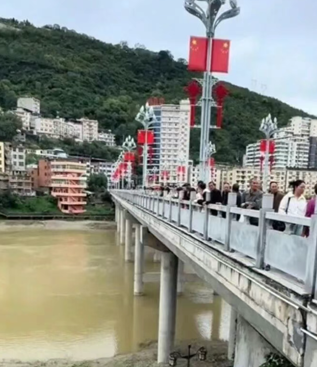 新郎婚礼当天跳河，只因新娘索要2万下车费？此前贷款给20万彩礼