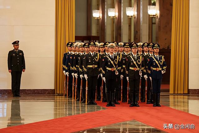 马克龙北京第二天！夫人米白套装出席仪式，兵哥哥气势磅礴，爱了