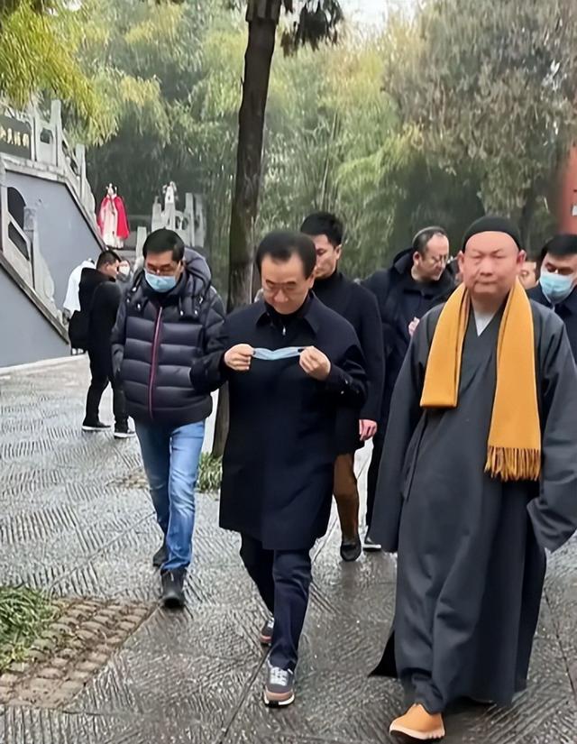 挥霍无度、风流成性，71岁的王健林，惨遭亲儿子王思聪的“反噬”
