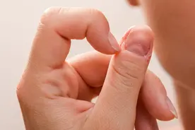 体内有癌，从指甲能看出来？指甲长成4种样子，可能是癌症在走近图片