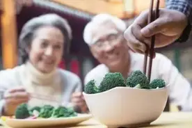 老年人饮食不应太重口图片