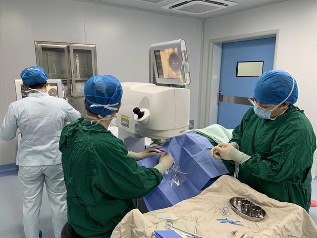 19岁江苏男子全飞秒近视手术顺利,1月后失明,医生:犯了4个错误