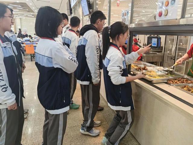北京下了硬命令，2027年底前，所有中小学必须告别“校外供餐”