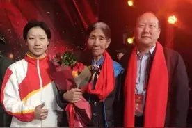 94年山西老太捡回独臂弃婴，靠捡破烂抚养25年，如今凭实力报恩图片