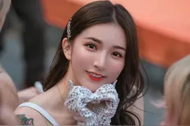 台湾省高雄钢铁人啦啦队Dora葳葳，啦啦队队长，满满的天赋图片