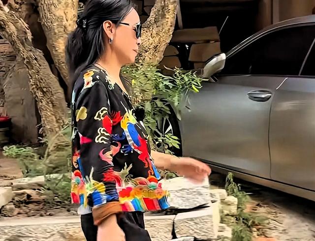 赖昌星前妻曾明娜现状：独居3000平老宅，种花做饭，活成人生赢家