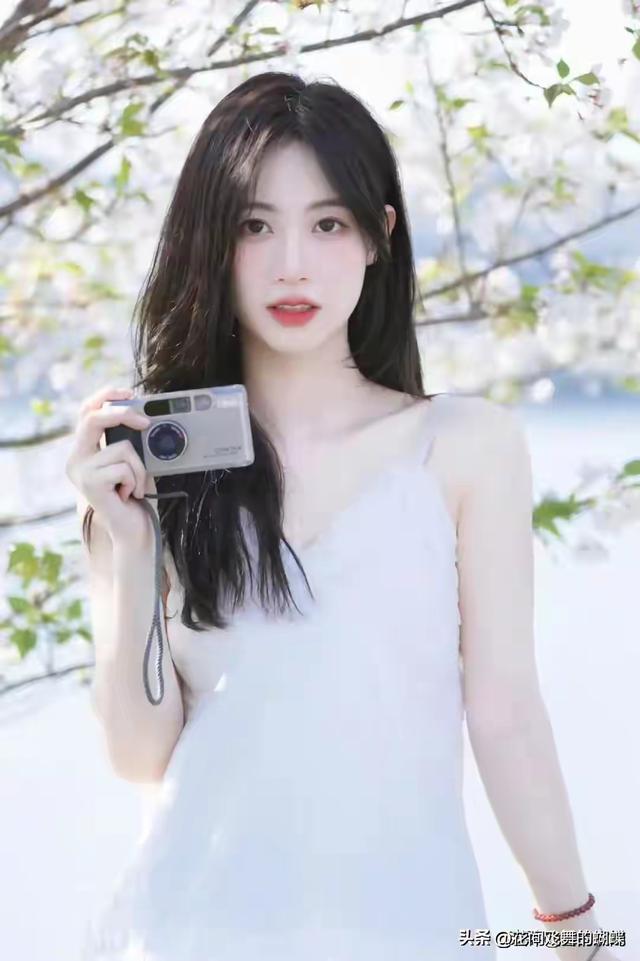 河南洛阳一校花	，172cm皮肤白到发光，身材也是顶流，太美了