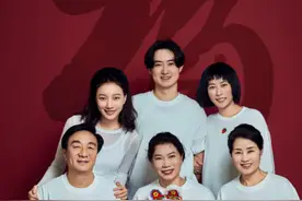 41岁王珞丹晒全家福，亲姐一家出镜，她目前一人独居别墅渴望结婚图片