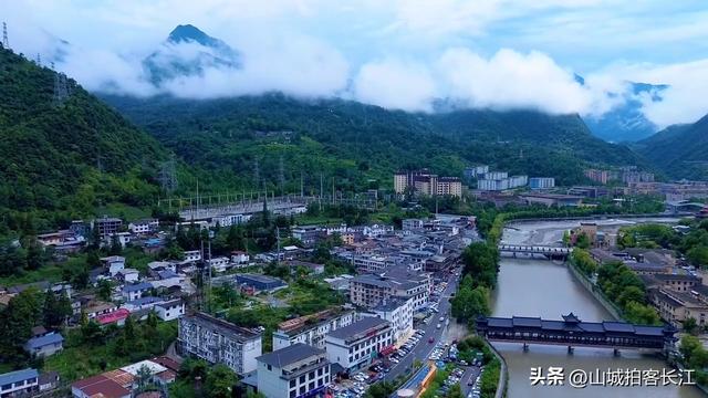 四川深藏大山“反差感”十足的镇，不仅场镇面积大，还有公办大学