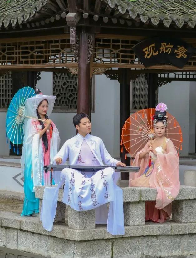 中秋国庆彩灯游园会限定表演！场场精彩～前方有欢乐因子正在释放！