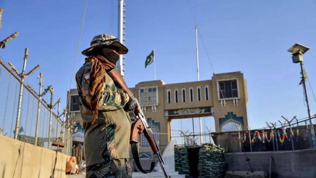 死伤惨重！巴基斯坦突然不宣而战，猛烈轰炸邻国3省