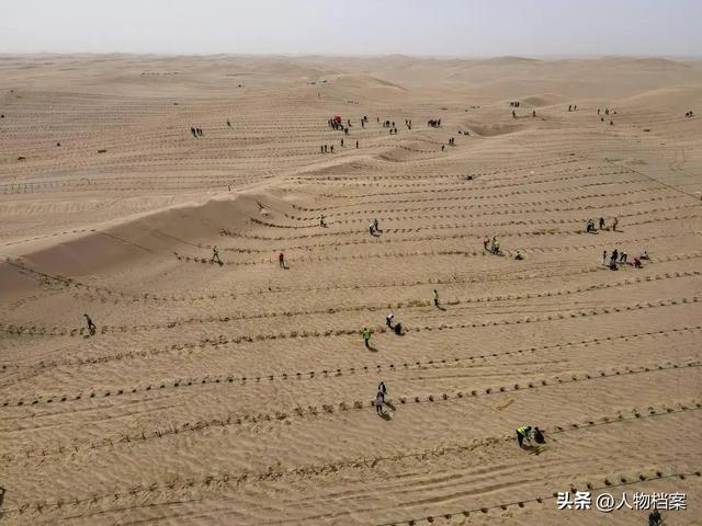 相当于20个三峡大坝，外媒突然发现，中国在沙漠里悄悄干了件大事