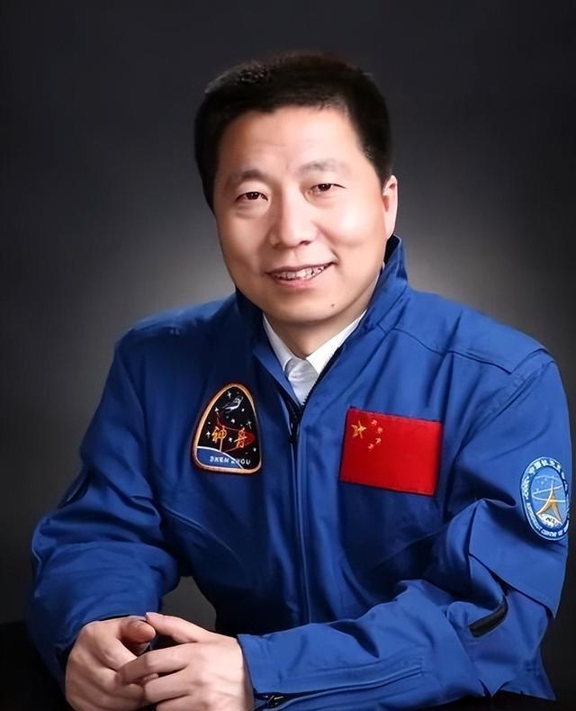 我国首位航天员杨利伟，被授予少将军衔，退休后能享受什么待遇？
