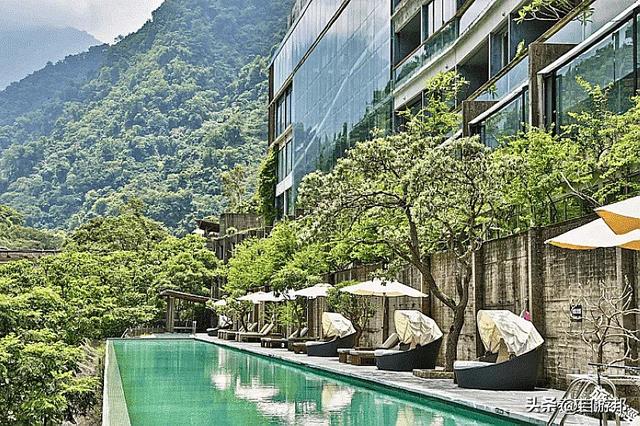 秋天已渐渐带来凉意，让有些树叶渐渐有了「红颜」