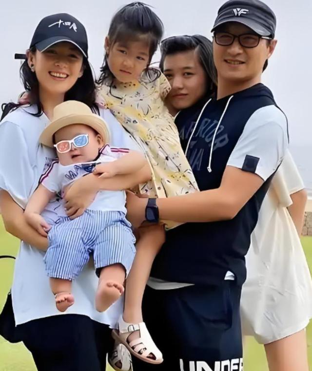 汪峰带4个儿女回国不到48小时，恶心一幕上演，二女儿外貌被吐槽