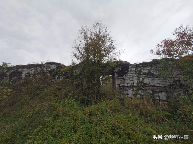 偏远乡野中寻找一个古寺遗址，探险一个深邃溶洞