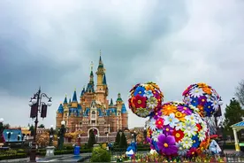 就为了“抢”个玩偶？上海迪士尼暑期门票飙至719元，游客凌晨3点排长队→图片