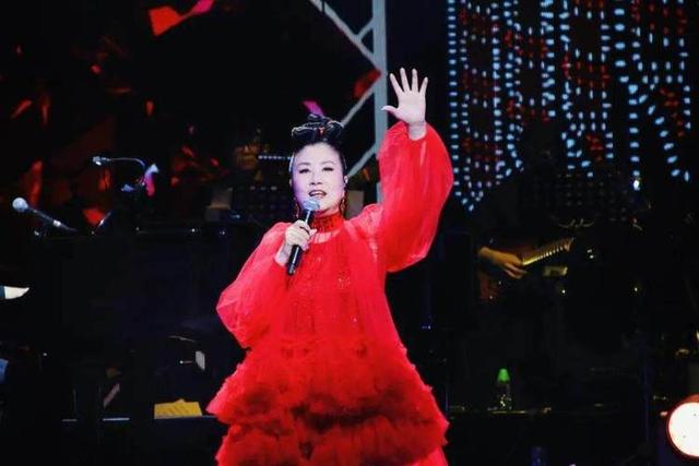 77岁还能压轴上央视春晚，无儿无女拼命赚钱，却有人给她磕头拜年