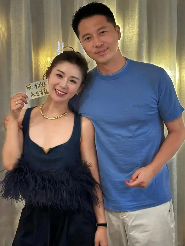 王雷李小萌北京豪宅庆生，吃仨菜被嘲小气，却因桌上的一盒烟圈粉