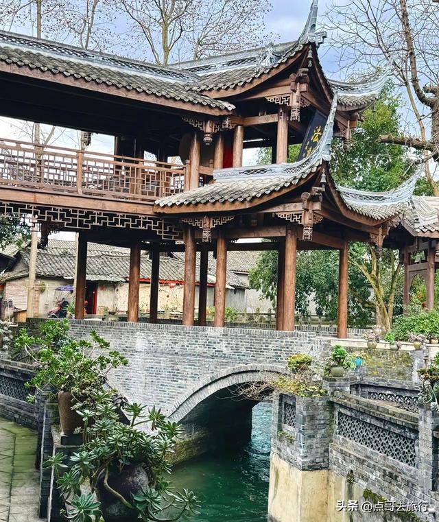 成都大邑最精致寺庙，钟鼓楼建于河上，超级漂亮，公共交通可达！