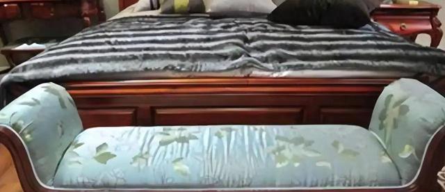 为何宾馆床尾都有一个凳子？原来这是古人发明的，叫“春凳	”