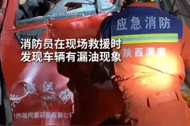 陕西渭南 4辆半挂车相撞，其中一半挂车撞上护栏，驾驶员被困图片