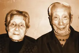 1984年台湾老兵回乡，塞给发妻一个箱子，她打开一看顿时号啕大哭图片