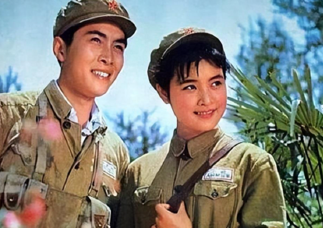 唐国强现场观看阅兵，观礼台上笑容满面，评论区恶心的一幕出现了