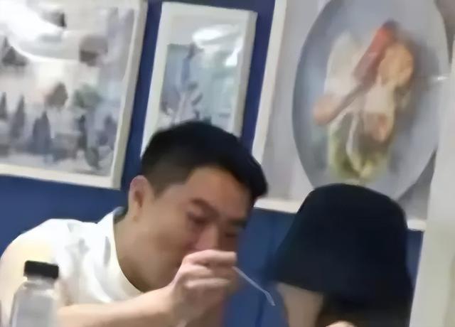 45岁的殷桃与男友在北京一小面馆被拍。