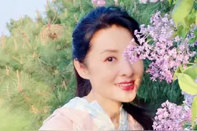 周涛56岁依旧冻龄！离开央视后开始跨界，从主持人变身国企董事长图片