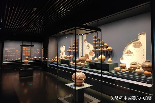青海省博物馆：参观青海历史文物展