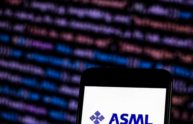 荷兰政府花200亿挽留无效，光刻机巨头ASML为何执意从老家搬走？