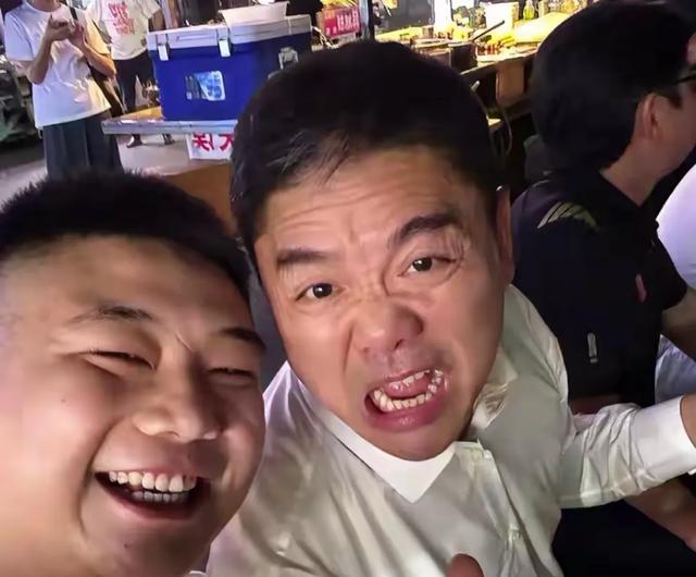 刘强东回老家宿迁逛夜市吃路边摊